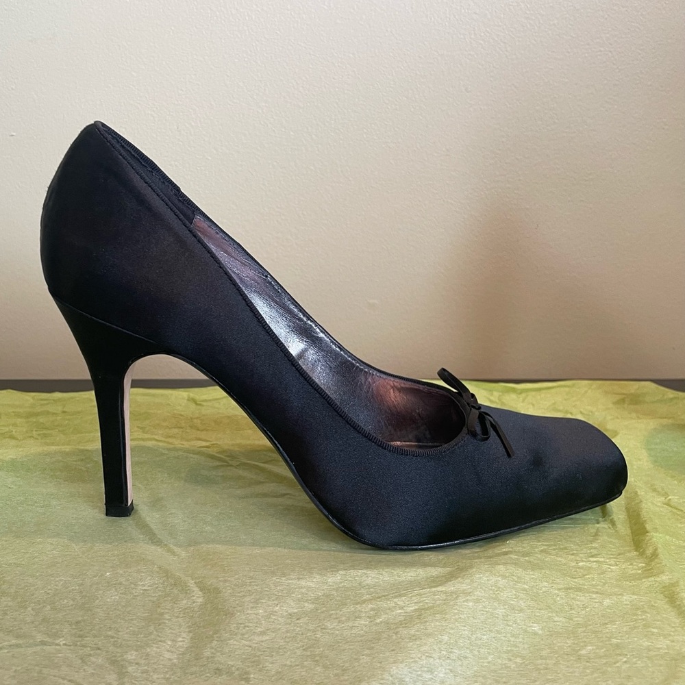 Size 10M black square toed pumps